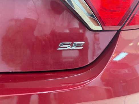 Used 2016 Toyota Camry SE image 5