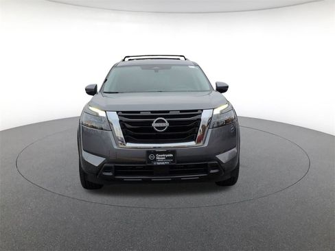 Used 2024 Nissan Pathfinder SV w/ SV Premium Package image 2