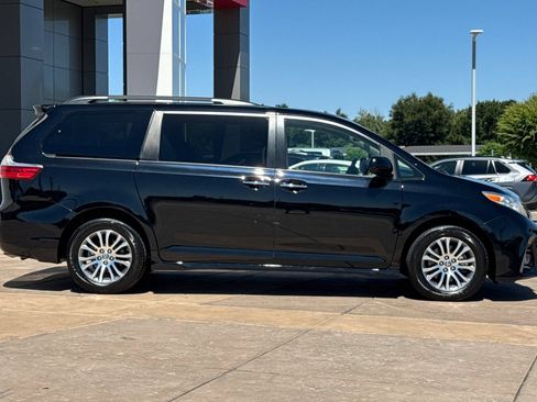 Used 2020 Toyota Sienna XLE w/ XLE Navigation Package FWD image 3