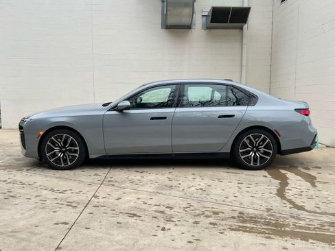 Used 2025 BMW 760i xDrive w/ Premium Package image 5