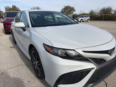 Used 2023 Toyota Camry SE image 3