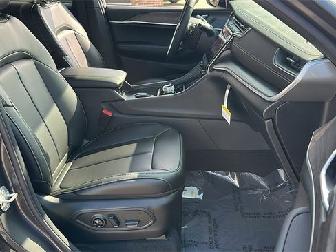 New 2025 Jeep Grand Cherokee Limited w/ Trailer Tow Package image 30