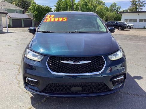 Used 2023 Chrysler Pacifica Touring-L FWD image 4
