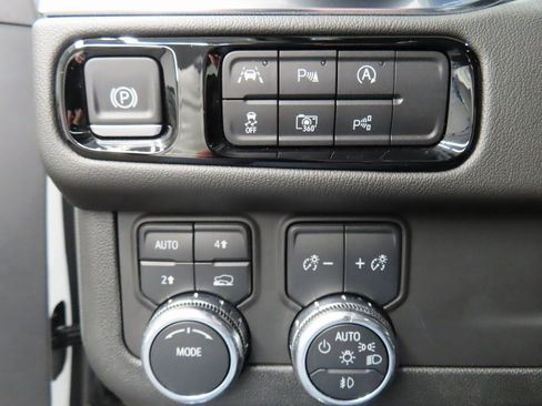 Used 2025 GMC Yukon Denali image 58