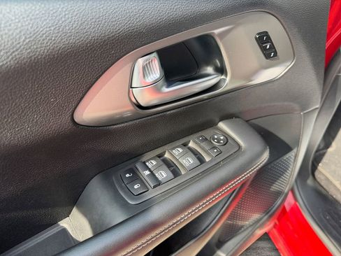 Used 2025 Chrysler Pacifica Select FWD image 16
