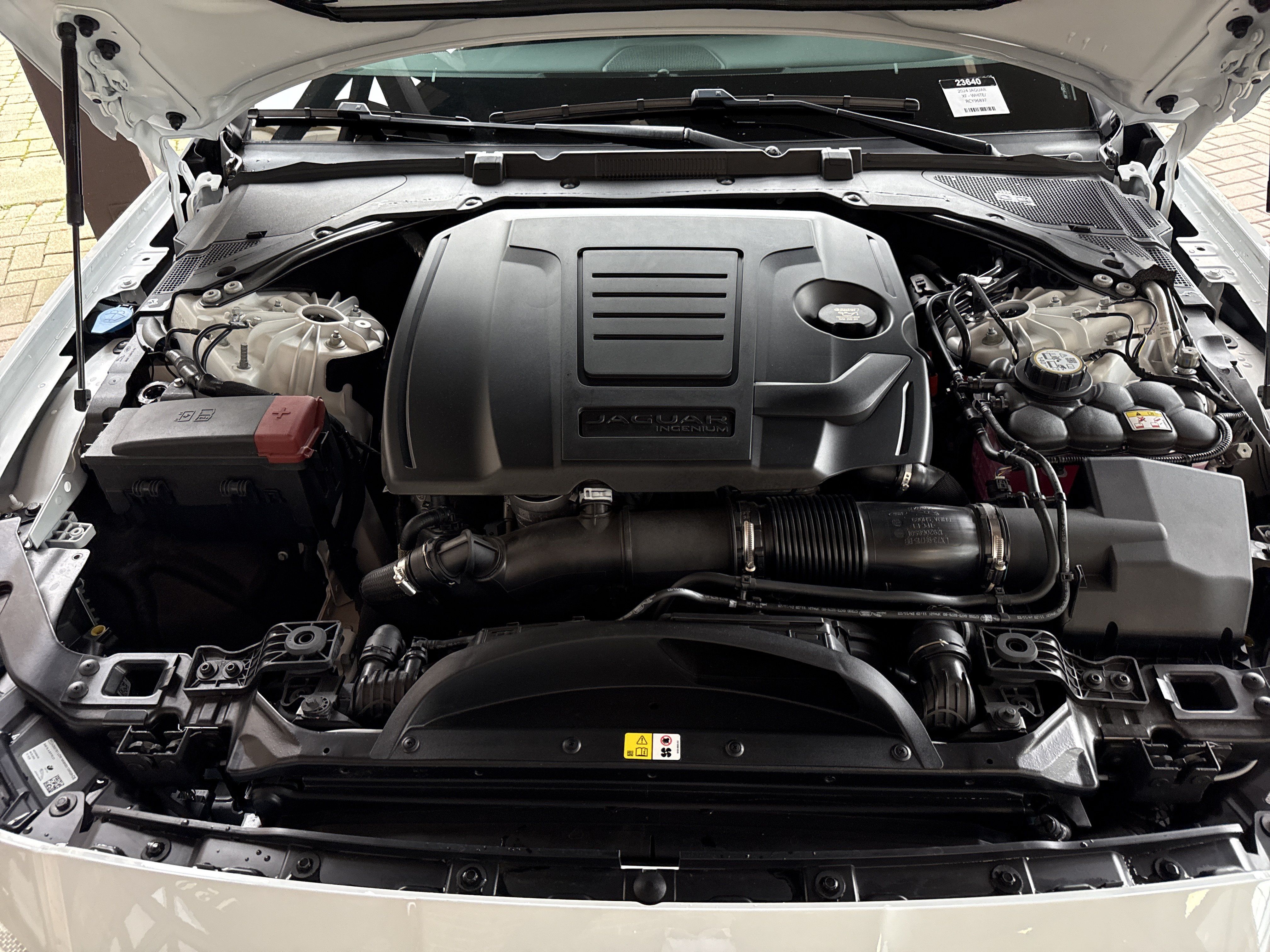 Used 2024 Jaguar XF R-Dynamic SE AWD/4WD image 31