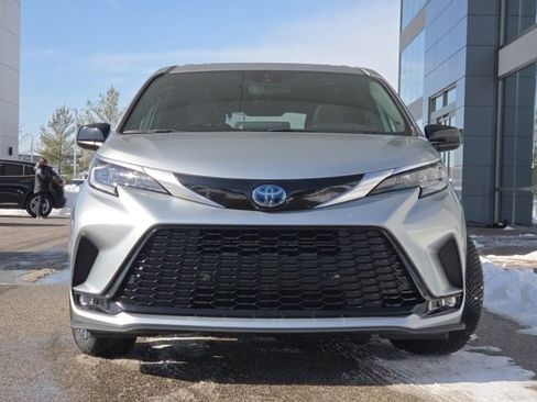 Used 2021 Toyota Sienna XSE image 3