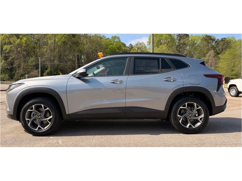 New 2026 Chevrolet Trax LT FWD image 3