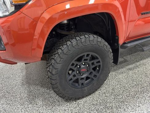 Used 2018 Toyota Tacoma TRD Sport AWD/4WD image 9