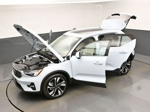 Used 2025 Volvo XC40 B5 Plus AWD/4WD image 50