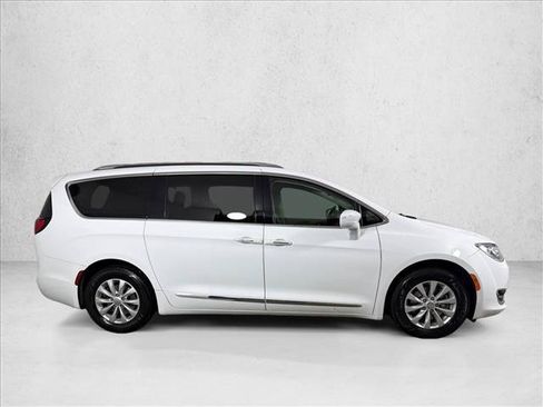 Used 2019 Chrysler Pacifica Touring-L FWD image 2