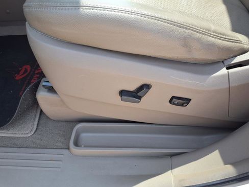 Used 2016 Chrysler Town & Country Touring-L image 4