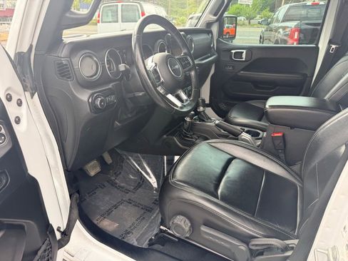 Used 2018 Jeep Wrangler Unlimited Sahara w/ Uconnect 4C Nav & Sound Group AWD/4WD image 15