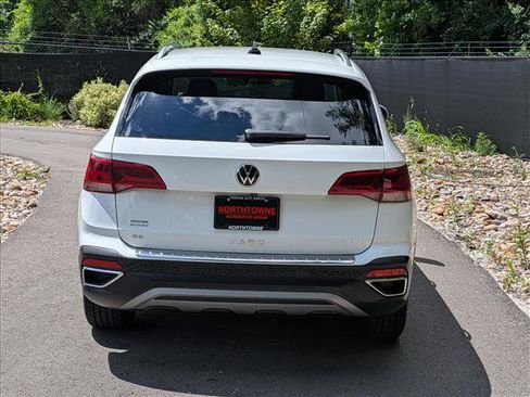 Certified 2023 Volkswagen Taos SE w/ Black Wheel Package FWD image 4