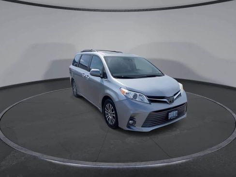 Certified 2018 Toyota Sienna XLE FWD image 2