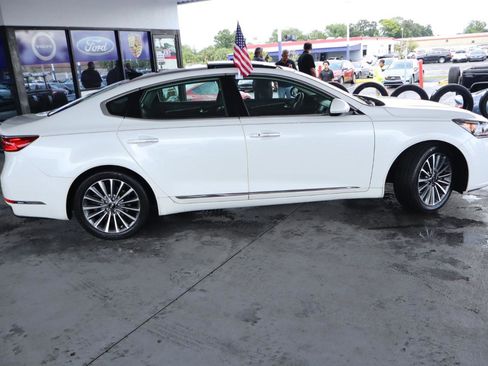 Used 2017 Kia Cadenza Premium w/ Luxury Package FWD image 4