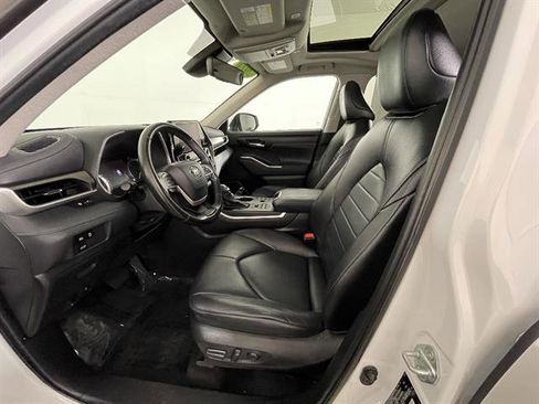 Used 2023 Toyota Highlander XLE AWD/4WD image 9