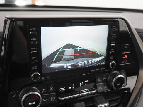Used 2020 Toyota Highlander XLE w/ Protection Package #3 AWD/4WD image 23
