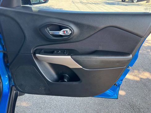Used 2018 Jeep Cherokee Latitude w/ Altitude Package FWD image 45