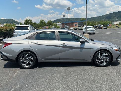 Certified 2025 Hyundai Elantra Limited FWD image 4