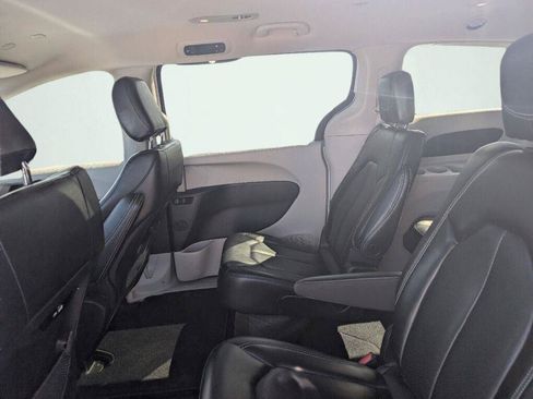 Used 2023 Chrysler Pacifica Touring-L FWD image 35