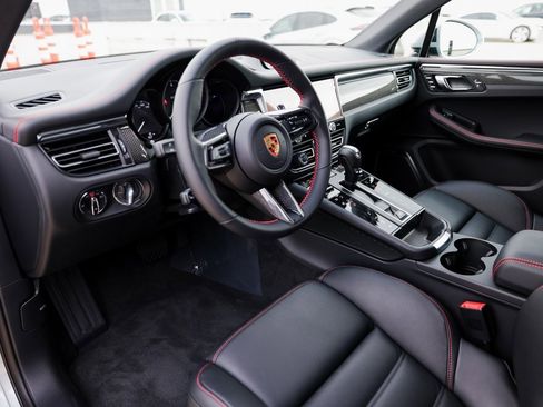 New 2026 Porsche Macan GTS image 4