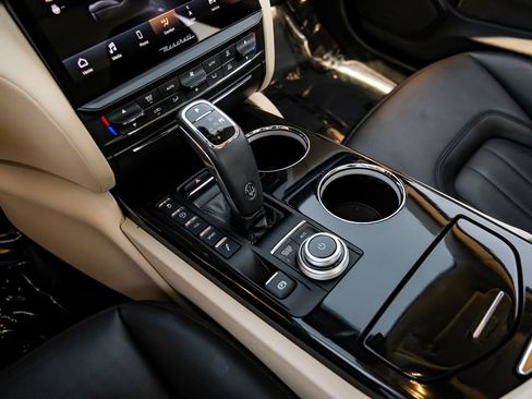 Used 2022 Maserati Quattroporte Modena RWD image 26