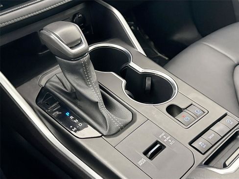 Certified 2022 Toyota Highlander XLE image 28
