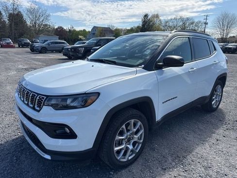 Used 2025 Jeep Compass Limited AWD/4WD image 2