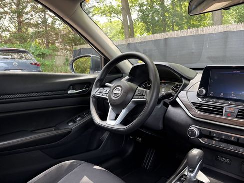 Used 2025 Nissan Altima 2.5 SV FWD image 34