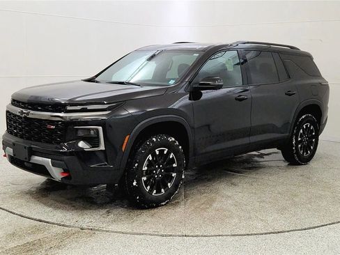 Used 2024 Chevrolet Traverse Z71 image 3