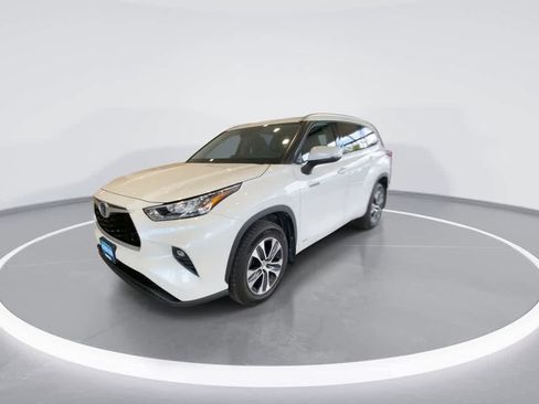 Used 2020 Toyota Highlander XLE AWD/4WD image 4