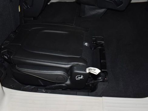 Certified 2024 Chrysler Pacifica Touring-L image 33