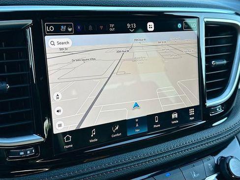 Used 2025 Chrysler Pacifica Pinnacle FWD image 13