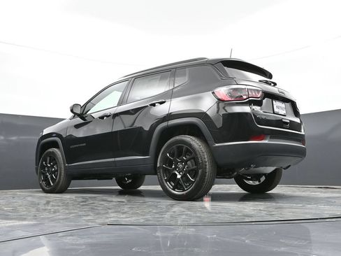 Used 2026 Jeep Compass Latitude AWD/4WD image 33