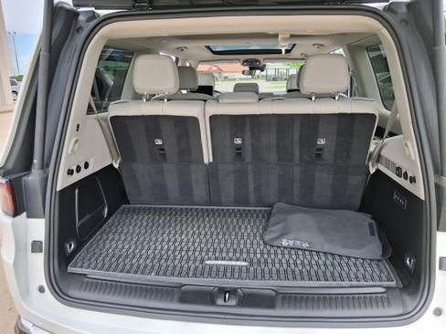 Used 2024 Jeep Wagoneer Series III w/ Premium Group I AWD/4WD image 17
