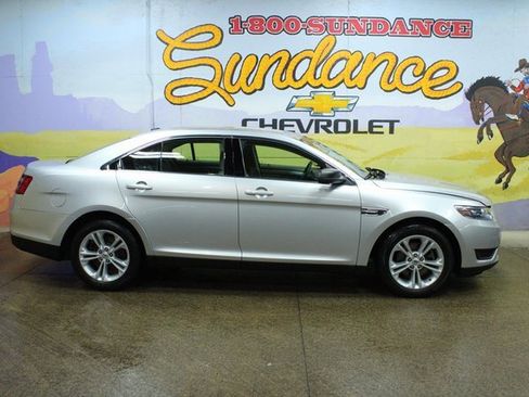 Used 2017 Ford Taurus SE image 1
