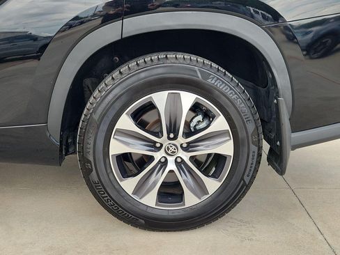 Used 2023 Toyota Highlander XLE AWD/4WD image 9