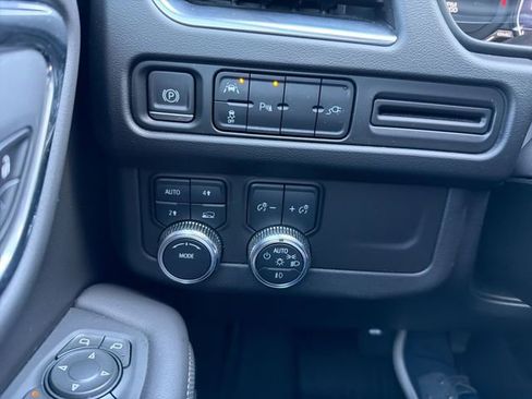 Used 2021 GMC Yukon XL SLT w/ Rear Media and Nav Package AWD/4WD image 24
