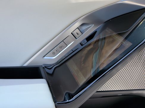 Certified 2025 BMW i7 eDrive50 w/ M Sport Package RWD image 40