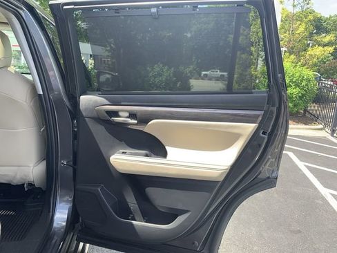 Used 2023 Toyota Highlander Limited AWD/4WD image 11