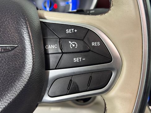 Used 2017 Chrysler Pacifica Limited w/ UConnect Theater Package FWD image 26