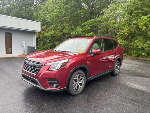 Used 2024 Subaru Forester Premium AWD/4WD image 1
