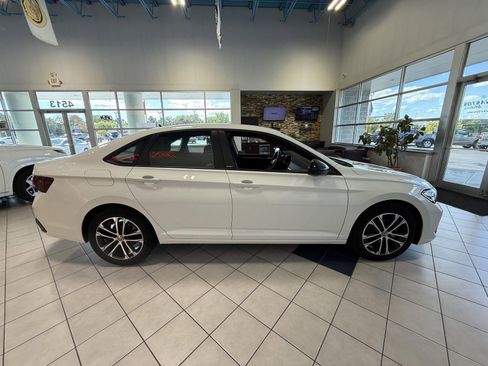 Used 2024 Volkswagen Jetta Sport image 8