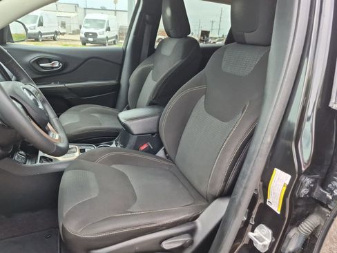 Used 2016 Jeep Cherokee Latitude FWD image 17