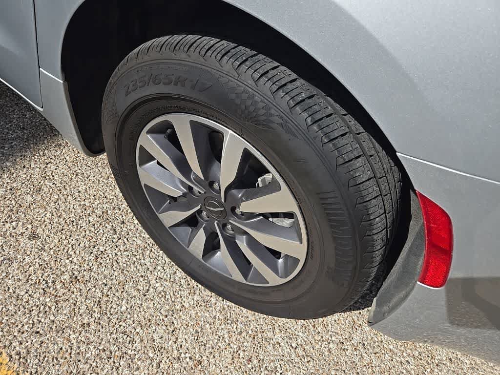 Used 2023 Chrysler Pacifica Touring-L FWD image 6