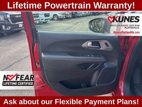 Used 2025 Chrysler Pacifica Select FWD image 12