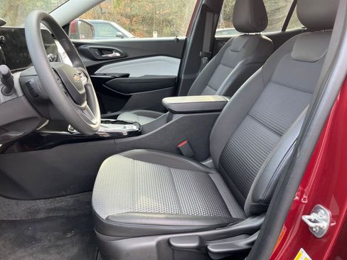 Used 2025 Chevrolet Trax LT image 24
