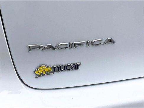 Used 2023 Chrysler Pacifica Touring-L FWD image 29