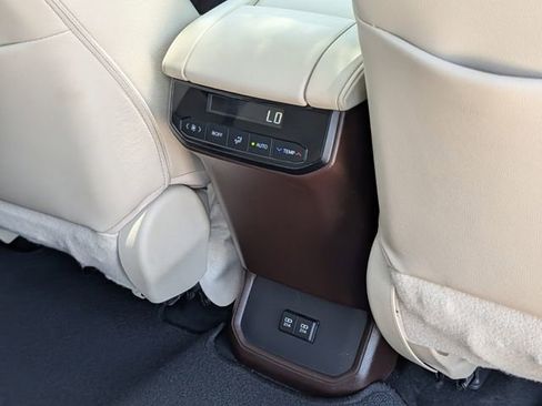 Used 2021 Toyota Highlander XLE AWD/4WD image 33